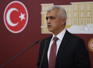 GERGERLİOĞLU: “İHRAÇ EDİLEN DOKTORLAR ADINA KONUŞUYORUM. BU NASIL BİR NAZİ UYGULAMASIDIR”