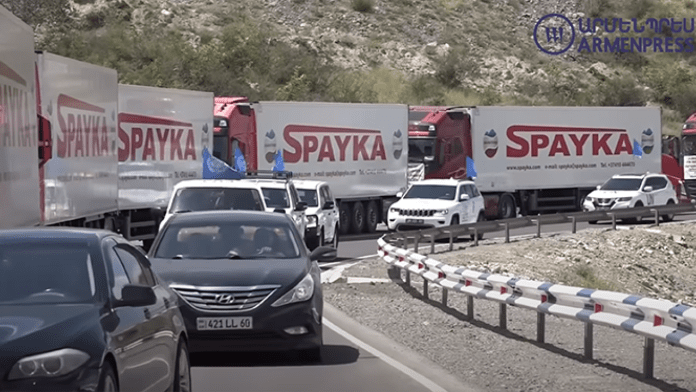 kamyonlar sınırnda bekliyor lacin