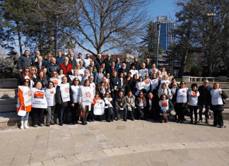 Diş hekimleri torba yasaya Meclis önünde tepki gösterdi