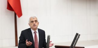 Ömer Faruk Gergerlioğlu: “Hulusi Akar, Derdest olduğunuzu iddia ediyorsunuz, Genelkurmaydan çıkarken gözlüğünüz, şapkanız ve çantanızı istiyorsunuz. Derdest edilen kişi emir verebilir mi?”