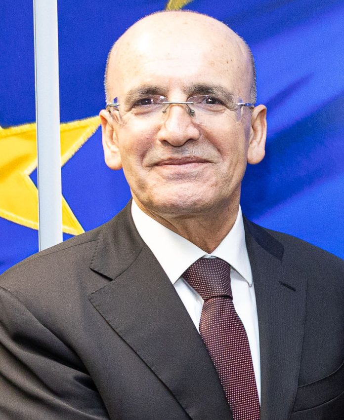 Mehmet Şimşek, on the left, and Valdis Dombrovskis