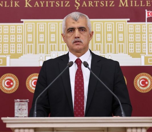 BAŞÖRTÜSÜ YASAĞI TARTIŞMASI SARAY’DA KOLTUK ETTİ: GERGERLİOĞLU DAHİL 31 İSME GİRİŞ YASAĞININ ARDINDAN ERDOĞAN O DANIŞMANI GÖREVDEN ALDI